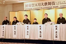 「團菊祭五月大歌舞伎」記者発表より。左から市村萬次郎、尾上菊五郎、坂東亀寿、坂東侑汰、坂東亀三郎、坂東彦三郎。