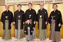 「團菊祭五月大歌舞伎」記者発表より。坂東侑汰（前列）、後列左から市村萬次郎、坂東亀寿、坂東亀三郎、坂東彦三郎、尾上菊五郎。