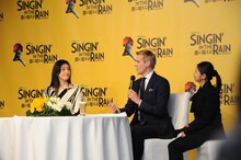 ミュージカル「SINGIN' IN THE RAIN 雨に唄えば」会見より。左から天海祐希、アダム・クーパー。