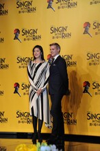 ミュージカル「SINGIN' IN THE RAIN 雨に唄えば」会見より。左から天海祐希、アダム・クーパー。