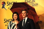 ミュージカル「SINGIN' IN THE RAIN 雨に唄えば」会見より。左から天海祐希、アダム・クーパー。
