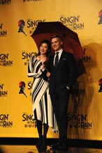 ミュージカル「SINGIN' IN THE RAIN 雨に唄えば」会見より。左から天海祐希、アダム・クーパー。