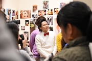 スヌーピーミュージアムを見学する出演者。