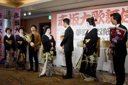 「赤坂大歌舞伎 新作歌舞伎『夢幻恋双紙 赤目の転生』」製作発表会見より。花束を贈呈する赤坂芸妓。