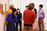 スヌーピーミュージアムを見学する出演者。