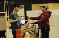 ミュージカル「ビッグ・フィッシュ」公開稽古より、左から藤井隆演じるドン・プライス、川平慈英演じるエドワード。