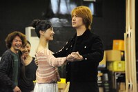 ミュージカル「ビッグ・フィッシュ」公開稽古より、左から赤根那奈演じるジョセフィーン、浦井健治演じるウィル。