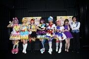 「ライブミュージカル『プリパラ』み~んなにとどけ!プリズム☆ボイス2017」フォトセッションの様子。左から茜屋日海夏、芹澤優、久保田未夢、山北早紀、澁谷梓希、若井友希、高柳明音、畑中智行。