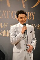 歌唱披露する井上芳雄