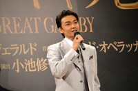 歌唱披露する井上芳雄