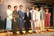 ミュージカル「グレート・ギャツビー」の製作発表記者会見より。左からAKANE LIV、畠中洋、田代万里生、小池修一郎、井上芳雄、夢咲ねね、広瀬友祐、蒼乃夕妃。