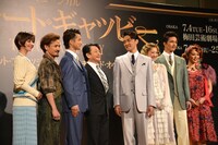 ミュージカル「グレート・ギャツビー」の製作発表記者会見より。左からAKANE LIV、畠中洋、田代万里生、小池修一郎、井上芳雄、夢咲ねね、広瀬友祐、蒼乃夕妃。