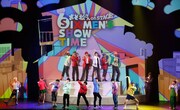 「おそ松さん on STAGE ～SIX MEN‘S SHOW TIME～」より。