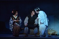 「二月喜劇名作公演」ゲネプロより、「江戸みやげ『狐狸狐狸ばなし』」の様子。