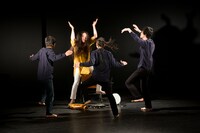 山下残「左京区民族舞踊」札幌公演より。（撮影：yixtape）