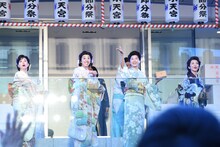 左から壮一帆、紫吹淳、水野真紀、賀来千香子。