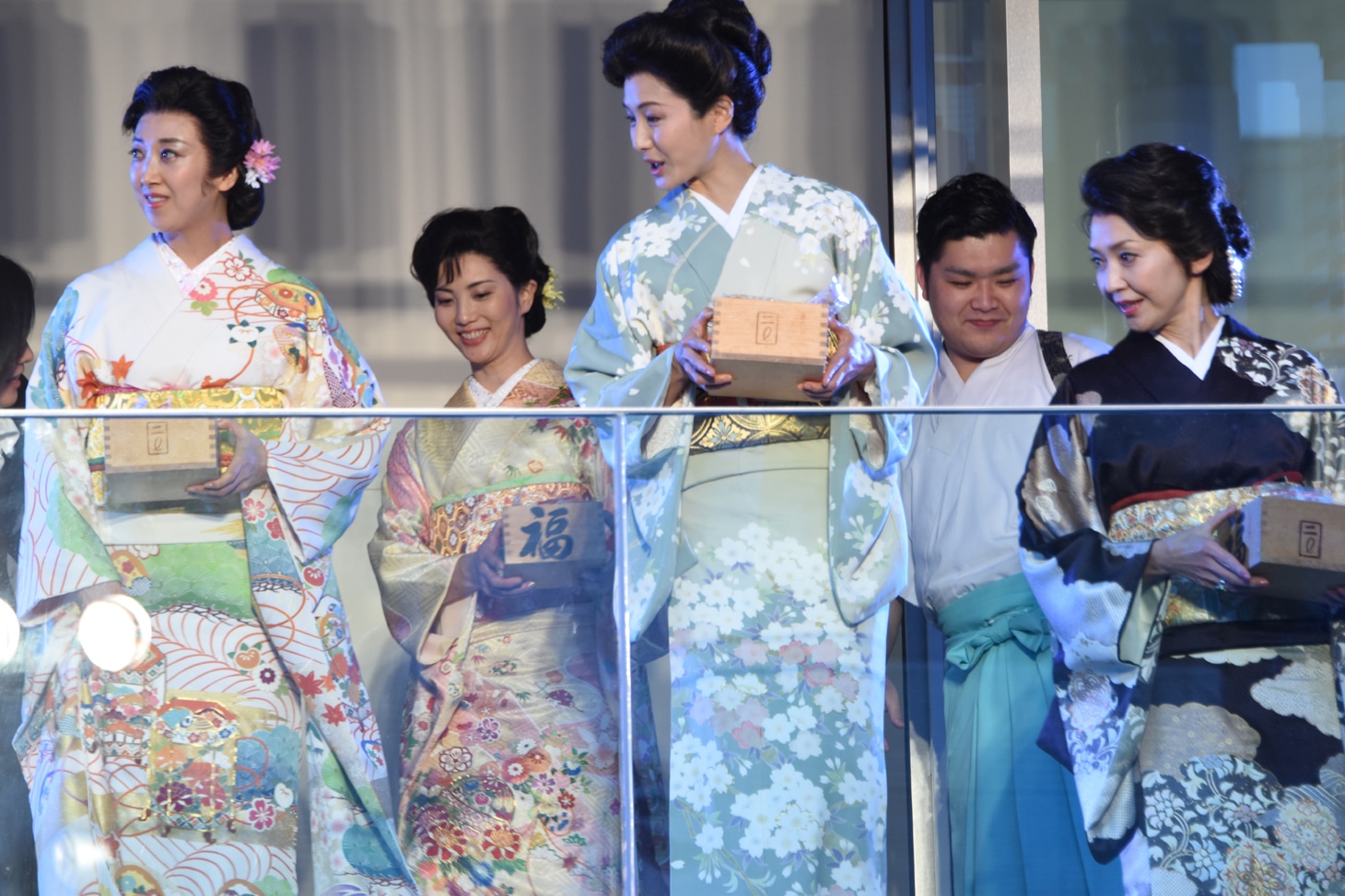 左から壮一帆、紫吹淳、水野真紀、賀来千香子。