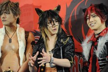 ヤイバ役の鳥越裕貴（中央）。