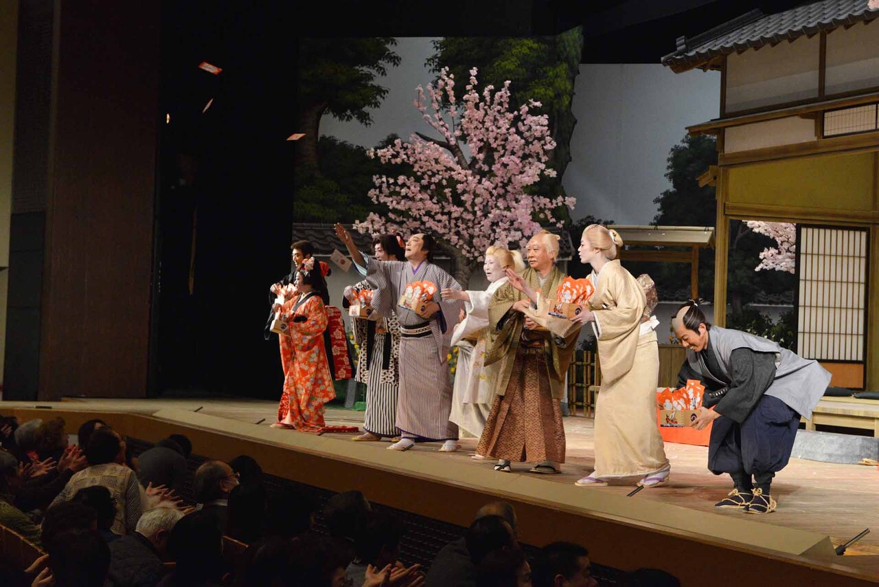 「二月喜劇名作公演」波乃久里子、河合雪之丞、喜多村緑郎ら出演者が節分豆まき