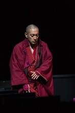 「六本木歌舞伎 第二弾『座頭市』」公開舞台稽古より、市川海老蔵演じる市。