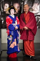 「六本木歌舞伎 第二弾『座頭市』」囲み取材の様子。左から寺島しのぶ、市川海老蔵。