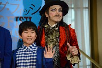 左から鈴木福、ROLLY。