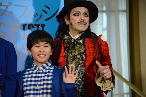 左から鈴木福、ROLLY。