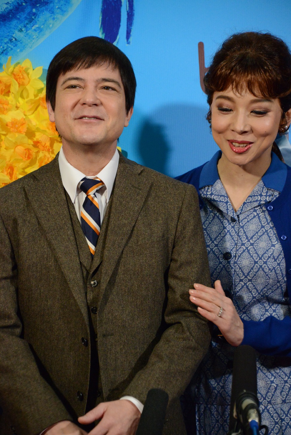 左から川平慈英、霧矢大夢。
