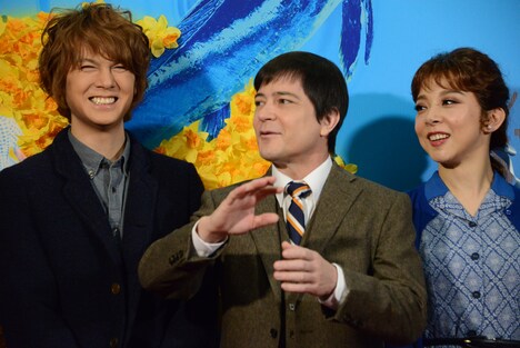 左から浦井健治、川平慈英、霧矢大夢。