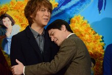 左から浦井健治、川平慈英。