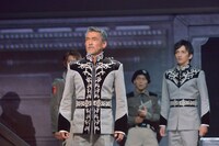 「舞台『銀河英雄伝説 星々の軌跡』」より、渡辺裕之演じるウィリバルト・ヨアヒム・フォン・メルカッツ（中央）。(c)キティエンターテインメント（撮影：引地信彦）