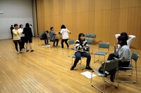 ままごとの高校生向け演劇ワークショップの様子。