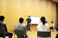 ままごとの高校生向け演劇ワークショップの様子。