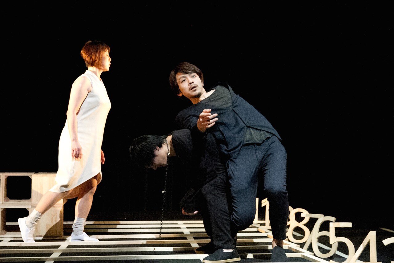 エイチエムピー・シアターカンパニー、新たなキャストで「アラビアの夜」再演