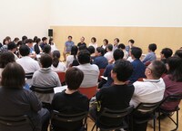 過去の「月いちリーディング」よりディスカッションの様子。