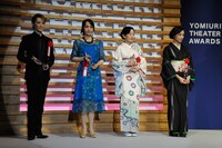 優秀女優賞の受賞者。左から轟悠、濱田めぐみ、山本郁子、吉田羊。