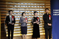 優秀作品賞の受賞作品代表者。左から宝塚歌劇団花組組長の高翔みず希、渡辺エンターテインメント社長の渡辺ミキ、ウォーキング・スタッフの石井久美子、地点の三浦基。