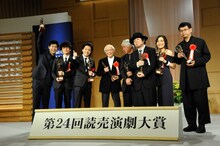 「第24回読売演劇大賞」贈呈式の様子。左から三浦春馬、藤田俊太郎、中川晃教、吉井澄雄、堀尾幸男、ケラリーノ・サンロドヴィッチ、鈴木杏、三浦基。