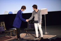 握手を交わす鈴木拡樹（左）と椎名鯛造（右）。