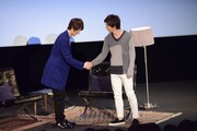 握手を交わす鈴木拡樹(左)と椎名鯛造(右)。