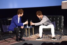 コーヒーで乾杯する鈴木拡樹（左）と椎名鯛造（右）。