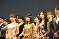 左からコゼット役の清水彩花、生田絵梨花、小南満佑子。