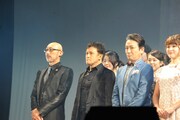 左からテナルディエ役のKENTARO、橋本じゅん、駒田一。