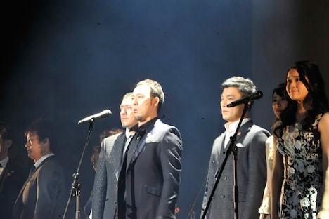 左からジャン・バルジャン役の吉原光夫、福井晶一、ヤン・ジュンモ。