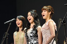 左からコゼット役の生田絵梨花、小南満佑子、清水彩花。