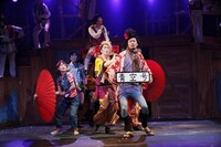 2010年上演時の「電車は血で走る」。