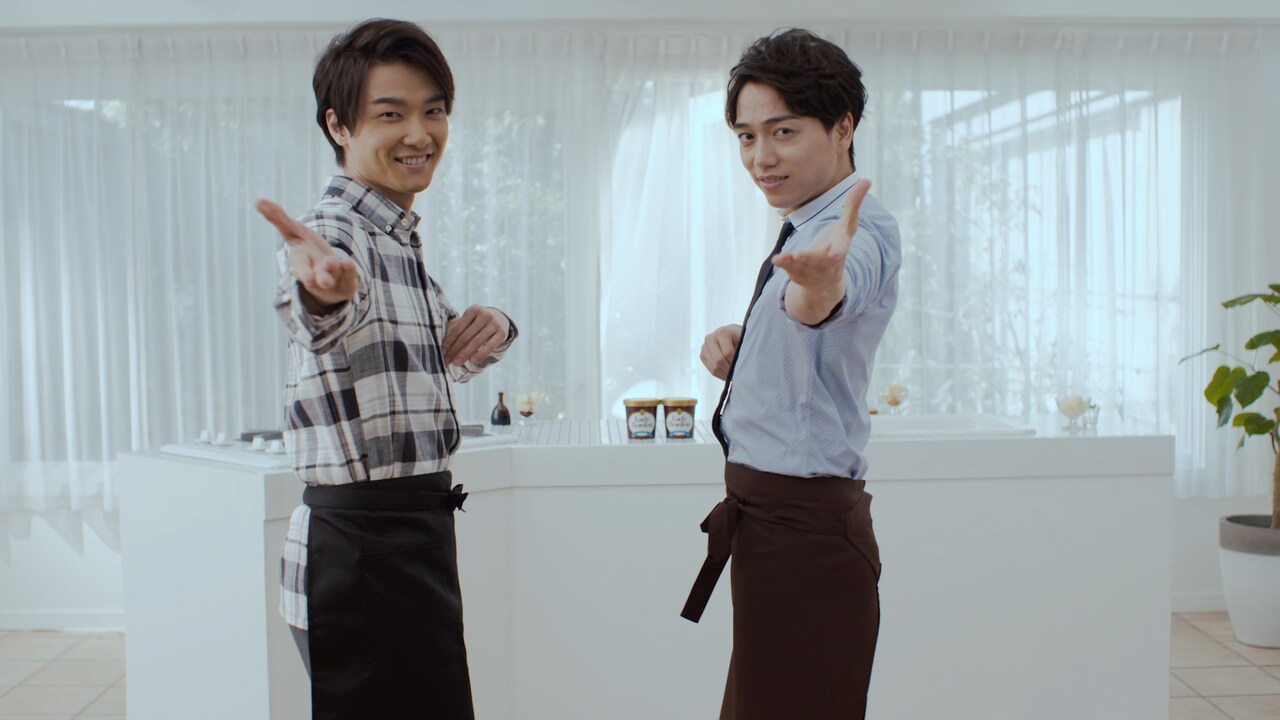 「ヒロイン気分シアター トッピングを楽しむ篇」より。左から井上芳雄、山崎育三郎。