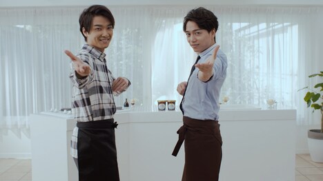 「ヒロイン気分シアター トッピングを楽しむ篇」より。左から井上芳雄、山崎育三郎。