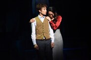 ミュージカル「アルジャーノンに花束を」ゲネプロより、左から矢田悠祐演じるチャーリィ・ゴードン、水夏希演じるアリス・キニアン。