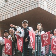 浅草九劇、本日オープン!福原充則らベッド&メイキングスが笑顔で餅まき